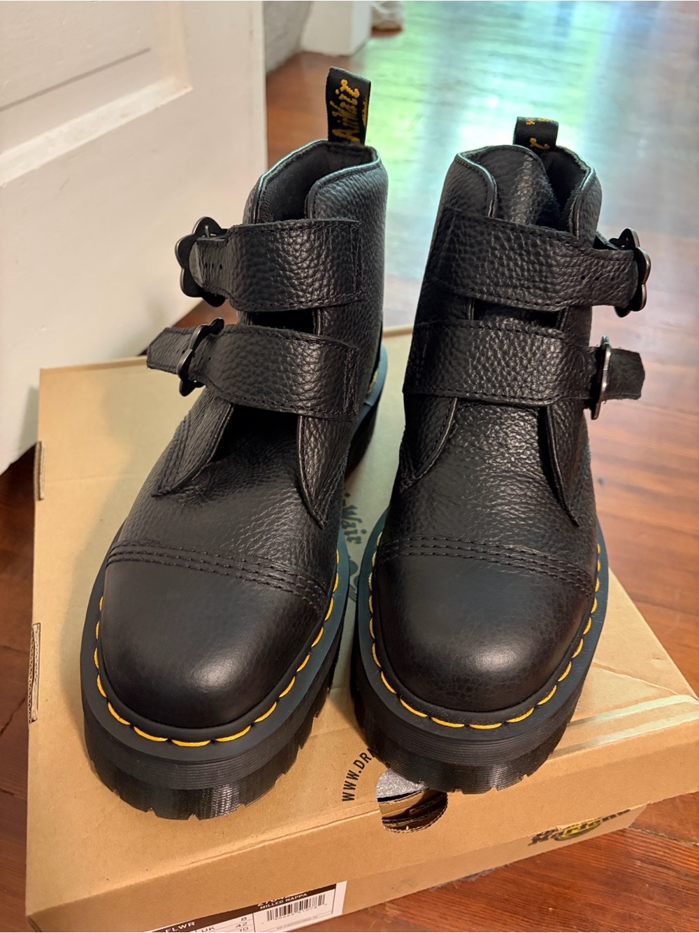 Dr. Martens NWT Devon Flower Size 10 (discontinued)